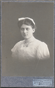 711488 Carte-de-visitefoto van een onbekende vrouw, gemaakt door Anton C. Thomann, Fotografie, Witte Vrouwe Singel 91, ...